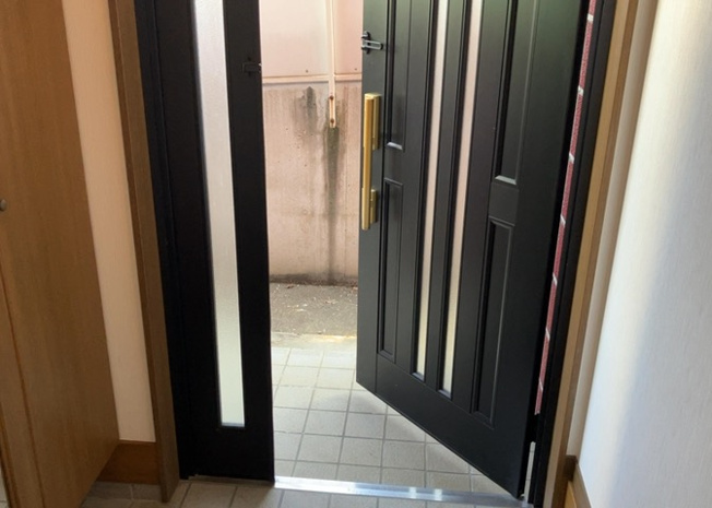 【玄関】 | 玄関は家の顔でもあり、家族以外の目にも止まる場所です。玄関は外との間を仕切る扉、靴などをしまっておく収納スペース、靴脱ぎのたたきスペース、来客とのやり取りをするドアホンなど複数のアイテムからなります。