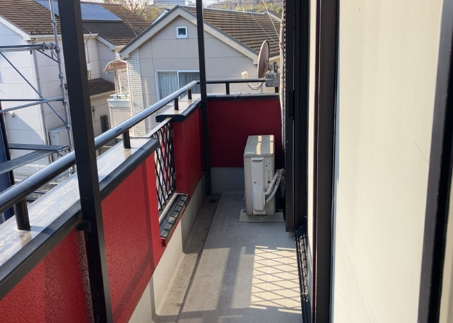 【バルコニー】 | バルコニーは、室外の専用スペースのうち、「屋根がなく開放された空間」であるものを指します。ベランダより広いタイプのものが多く、日当たりもよいため家庭菜園などを楽しみたい人にとって適した環境となります。