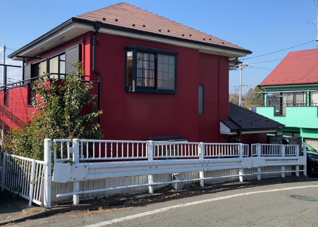 【前面道路含む現地写真】 | お持ちの車種によっては前面道路が広い方が便利でしょう。しかし、前面道路が広ければその分交通量が多くなるため、騒音などが気になる場合があります。実際に現地を見学し、周辺交通量や騒音などを確認しましょう！