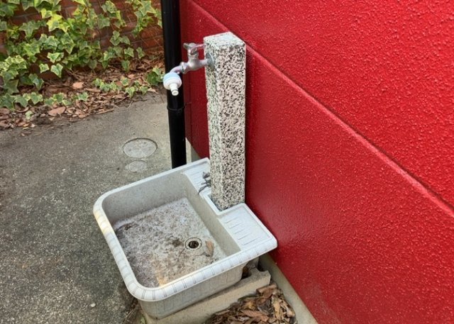 【設備】 | 敷地内に散水栓や立水栓があると便利です。水道水を直接利用できるため、水を運ぶ手間を省くことが出来ます。大量の水を必要とする洗車作業や清掃などに役立ちます。その他設備とあわせて、現地でご確認ください。