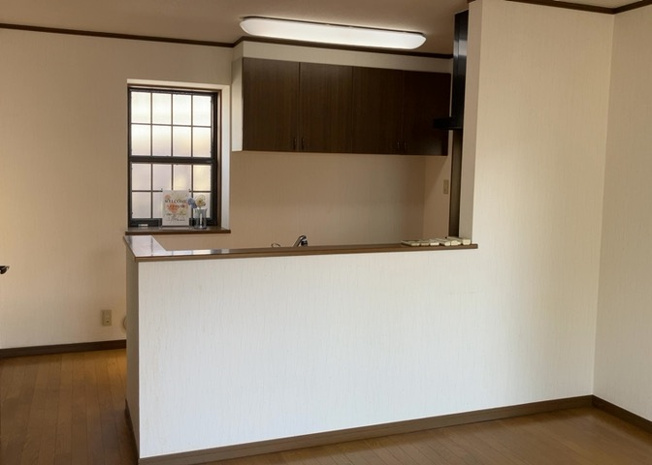 【ダイニング】 | ダイニングは、食事や家族の団らんスペースとしてだけではなく、ほかの用途としても使用することができます。ダイニングテーブルを置き、食事のためのスペースを作ることでリビングとの差別化を図ることができます。