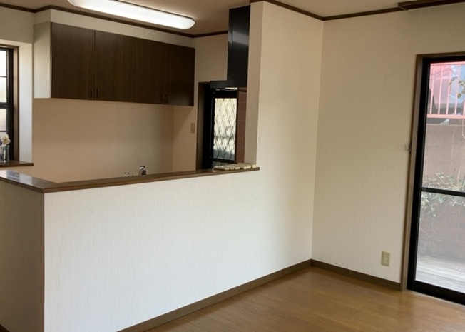 【ダイニング】 | ダイニングにはダイニングテーブルセットなどを置くことが多く、間取りにおいて「D」と略記されますが、食事を作るときの作業場として使用したり、朝食を食べたりするときだけに使われるケースも少なくありません。