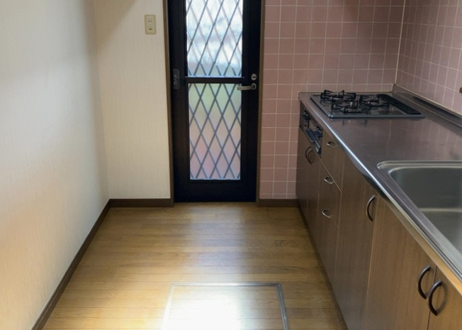 【キッチン】 | DKの物件でも広く見せたい方は、ダイニングスペースを広く使えるように工夫しましょう。低めのダイニングソファを置くと、家具の圧迫感が減り、広く見せることができ、ダイニングをリビングのように使用できます！