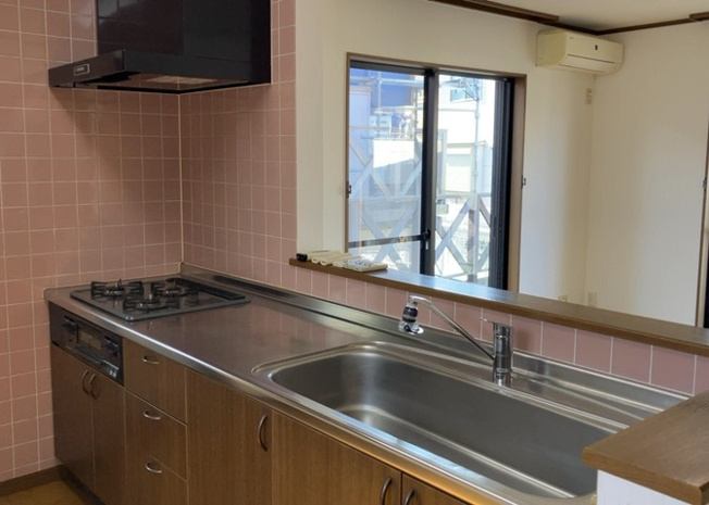 【キッチン】 | ダイニングとキッチンの間を扉や壁などで仕切らず、一体化させた間取りです。キッチンカウンターがついている物件ならば、食事をキッチンカウンターで取ることで、ダイニングスペースをリビングとして使用できます。