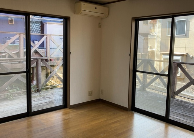 【内装】 | サッシは、ガラス窓に使用される金属製の窓枠です。一般的に住宅建築では、金属製建具工事の段階でガラス類・玄関などと同時に設置されます。種類や構造により断熱性能や遮音性能が異なるので現地でご確認ください。