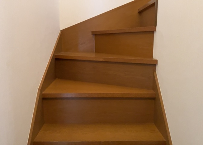 【内装】 | 限られた敷地面積の場合、収納スペースを狭くして居室スペースを広く取ろうとすると、収納スペースがなくて困ることがあります。見学の際に各部屋に収納スペースがあるか、収納を置く場所はあるのか確認しましょう。