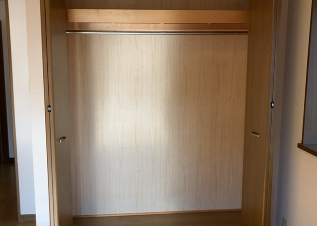 【収納】 | ウォークインクローゼットがあれば、クローゼット内でコーディネートが完成できますし、季節の変わり目に行う衣替えの手間も省けます。また、スーツケースなど大きいものもしまうことができ使い勝手がよいです。