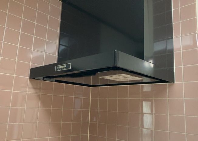 【冷暖房・空調設備】 | ２４時間換気と一般的な換気扇は役割が違います。２４時間換気は室内の空気を循環して、シックハウスや結露を防ぐ役割があるため常に動かす必要があります。一方の換気扇の役割は短期間で空気を入れ替えることです。