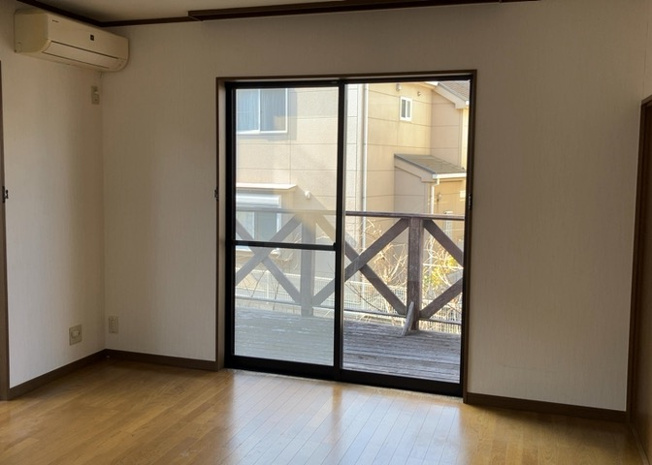 【居間・リビング】 | 直線タイプはLとDKを一直線に並べた形で対面キッチンのタイプです。一般的なのでよく見かけるかもしれません。直線タイプに似た直接アイランドタイプは、キッチンとダイニングの間に壁がない分広く感じられます。