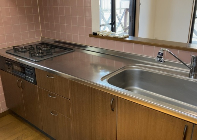 【キッチン】 | 標準的なシステムキッチンの横幅は、165cm～300cm程度です。2100・2400・2550・2700などミリ単位で表記されます。普段どのように料理をするのかを想定しながら合ったサイズを選びましょう