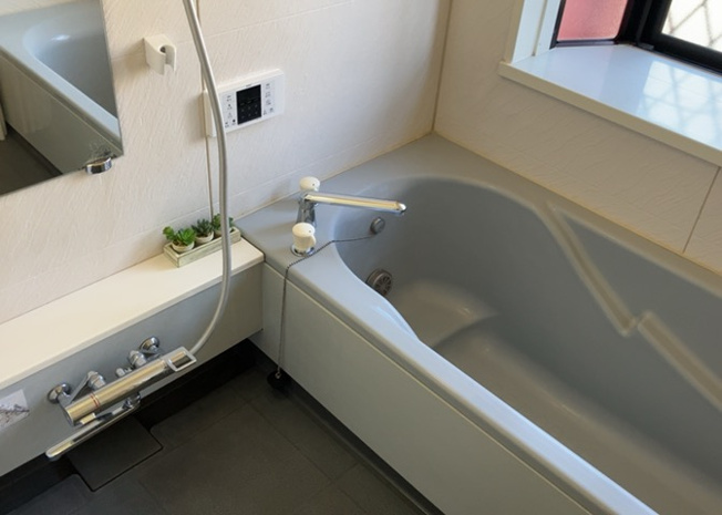 【浴室】 | 入浴時の快適さも大事なことですが、綺麗な状態を維持できなければ気持ちよく入浴できません。毎日の掃除が楽という点は大事なポイントになります！カビが生えにくく掃除がしやすい、壁や浴槽を選ぶといいでしょう。