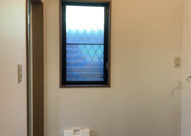 【脱衣所】 | 多くの戸建て住宅で見かける洗面脱衣所は、洗面台と洗濯機が2畳ほどのスペースに並べられていて、洗面所が脱衣所を兼ね備えている間取りが一般的です。お客様が利用することもある、パブリックな空間でもあります。