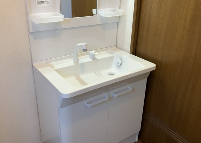 【独立洗面台】 | 洗面化粧台では顔を洗ったり、身だしなみを整えることが本来の使い方ですが、用途によっては洗面化粧台に求められる機能が違ってくるため、ご自身や家族のライフスタイルに合ったものを選ぶことをおすすめ致します。