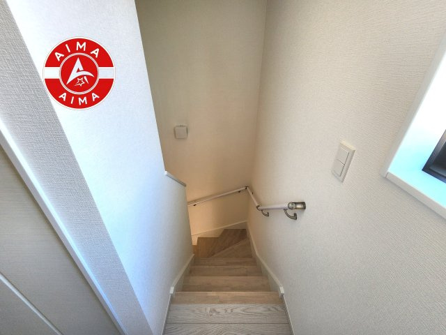 古賀市千鳥6丁目第5-5棟（5号棟）の内装|＜手すり付階段＞手すりがないと階段の昇り降りで危険なことはもちろん、壁に手をつきながら歩くことで壁紙が汚れやすくなります。すべての方に快適に昇り降りしていただくため、手すりを設置しました。