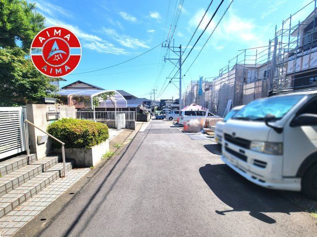 古賀市千鳥6丁目第5-5棟（5号棟）の前面道路含む現地写真|前面道路は閑静な住宅地をはしる車通りの少ない道路。お車の出し入れが苦手なママや小さなお子様にも安心ですね。しっかり舗装もされているので、ベビーカーや自転車で通っても快適に通行できます。
