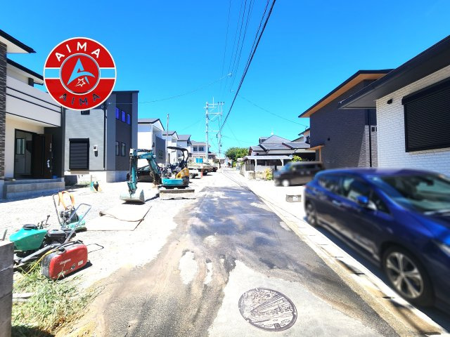 古賀市千鳥6丁目第5-5棟（5号棟）の外観|前面道路含む現地の写真です。