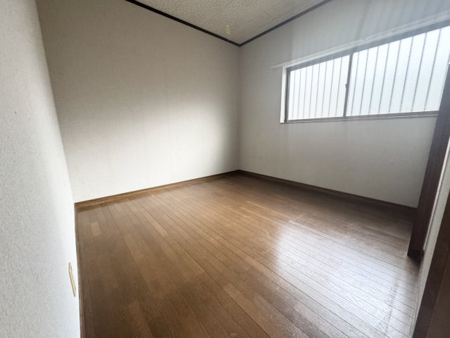 カーポート+駐車場付き♪三台可能♪広々６Kの矢板市扇町中古戸建の洋室|洋室です