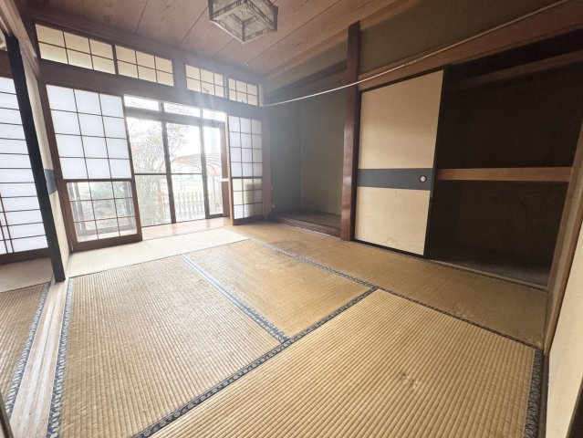 カーポート+駐車場付き♪三台可能♪広々６Kの矢板市扇町中古戸建の和室|和室、ちょっとしたくつろぎスペースにいかがでしょうか