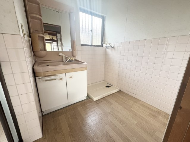 カーポート+駐車場付き♪三台可能♪広々６Kの矢板市扇町中古戸建の独立洗面台|独立洗面台です