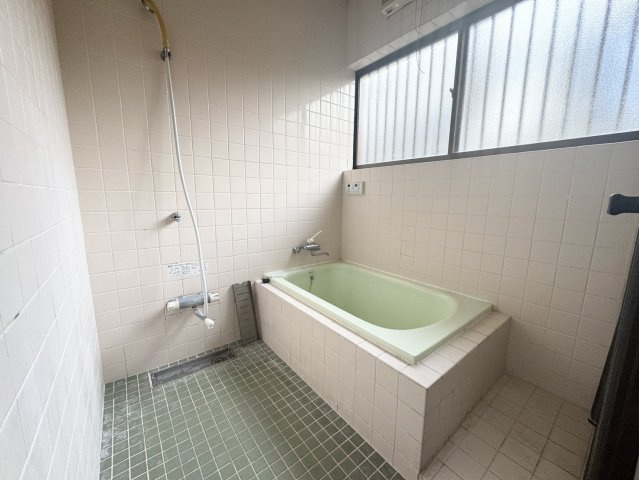 カーポート+駐車場付き♪三台可能♪広々６Kの矢板市扇町中古戸建の浴室|コンパクトで使いやすいお風呂です