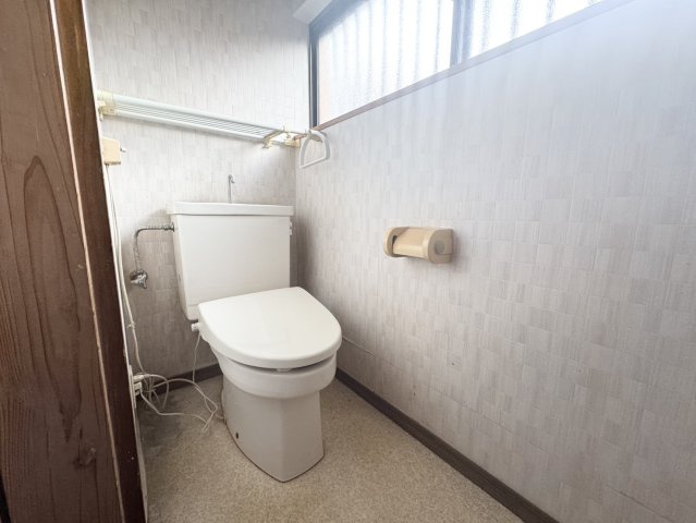 カーポート+駐車場付き♪三台可能♪広々６Kの矢板市扇町中古戸建のトイレ|シンプルで使いやすいトイレです