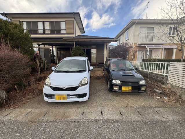 カーポート+駐車場付き♪三台可能♪広々６Kの矢板市扇町中古戸建の駐車場|駐車場です