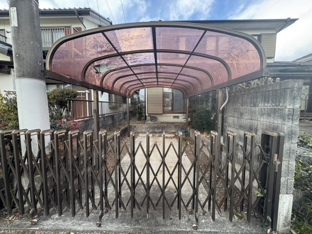 カーポート+駐車場付き♪三台可能♪広々６Kの矢板市扇町中古戸建の駐車場|駐車場です