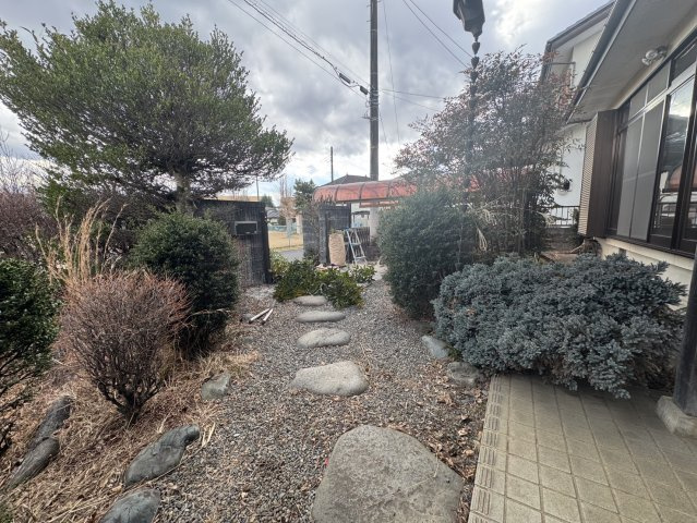 カーポート+駐車場付き♪三台可能♪広々６Kの矢板市扇町中古戸建の庭|たまにはお庭で休日を過ごしてみるのもよいかもしれません