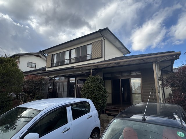 カーポート+駐車場付き♪三台可能♪広々６Kの矢板市扇町中古戸建の外観|きれいな外観です