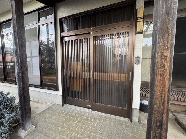 カーポート+駐車場付き♪三台可能♪広々６Kの矢板市扇町中古戸建の玄関|シンプルで使いやすい玄関です