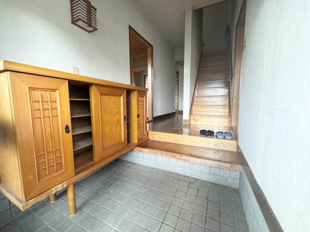 カーポート+駐車場付き♪三台可能♪広々６Kの矢板市扇町中古戸建の玄関|シンプルで使いやすい玄関です