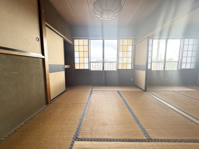 カーポート+駐車場付き♪三台可能♪広々６Kの矢板市扇町中古戸建の和室|畳の上でゆっくりとくつろげる和室です