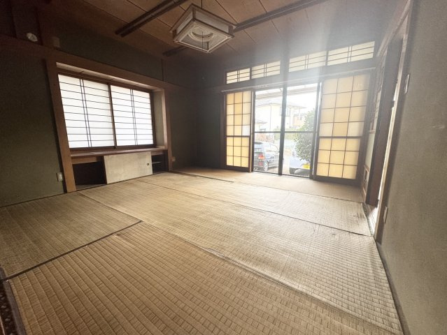 カーポート+駐車場付き♪三台可能♪広々６Kの矢板市扇町中古戸建の和室|い草の香りが落ち着く素敵な和室です