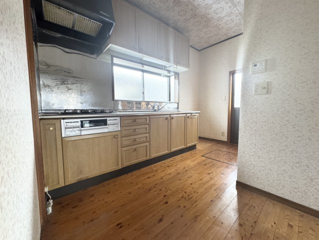 カーポート+駐車場付き♪三台可能♪広々６Kの矢板市扇町中古戸建のキッチン|きれいなキッチンです