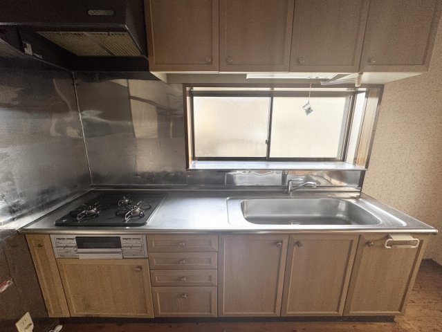 カーポート+駐車場付き♪三台可能♪広々６Kの矢板市扇町中古戸建のキッチン|きれいなキッチンです