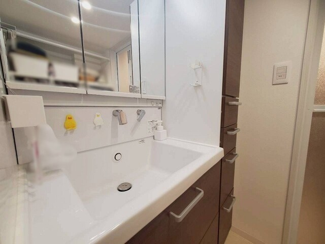 高知市鴨部アーネスト能茶山　中古マンションの独立洗面台|洗面台隣の収納棚がうれしいですね☆