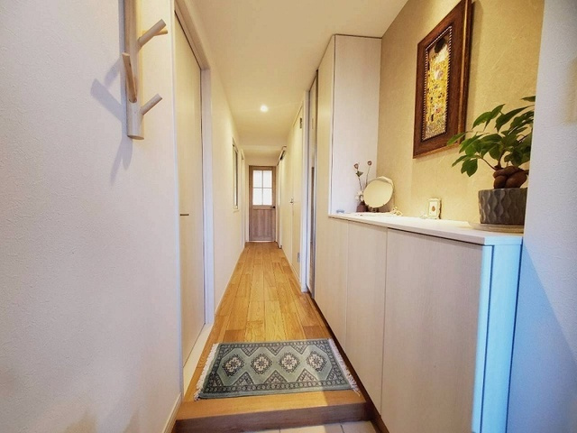 高知市鴨部アーネスト能茶山　中古マンションの玄関|備え付けのシューズボックスがあります♪