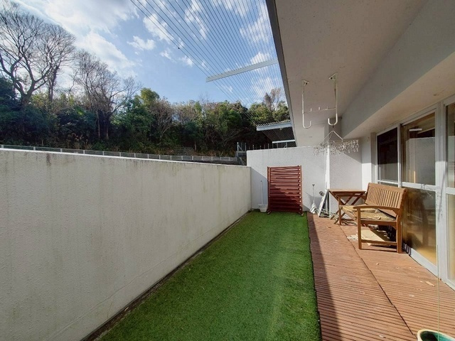 高知市鴨部アーネスト能茶山　中古マンションのバルコニー|広々としたお庭スペースです♪