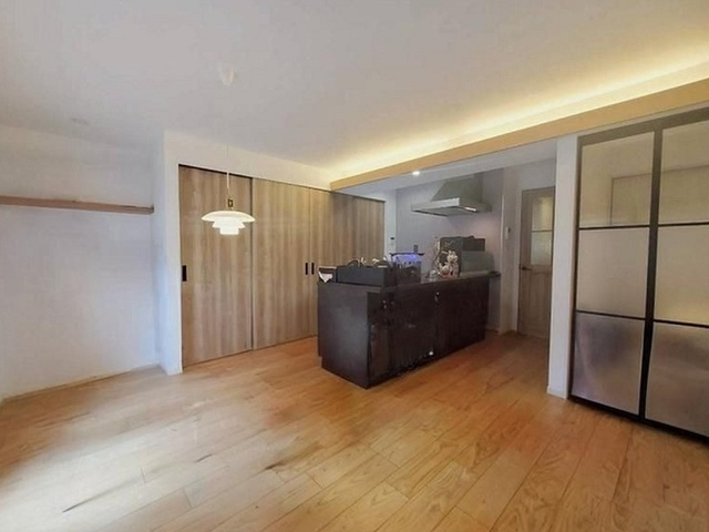 高知市鴨部アーネスト能茶山　中古マンションの居間・リビング|収納力のあるキッチンの背面収納が備え付けられています