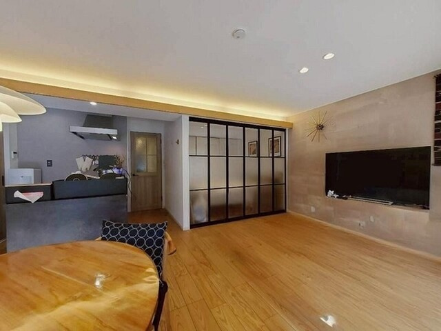 高知市鴨部アーネスト能茶山　中古マンションの居間・リビング|リビングには開閉式の洋室が隣接。子ども部屋や仕事部屋にピッタリ♪