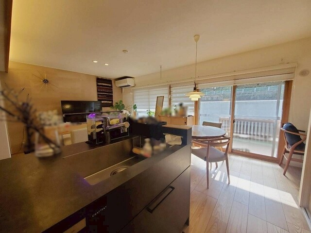 高知市鴨部アーネスト能茶山　中古マンションの居間・リビング|キッチンからの眺め。リビングの様子が伺える配置です♪