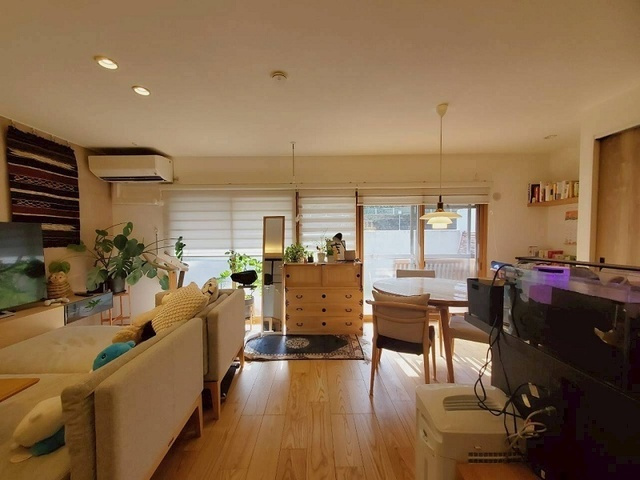 高知市鴨部アーネスト能茶山　中古マンションの居間・リビング|リビングは窓が多く明るい空間です♪