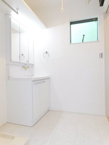 名古屋市中村区宿跡町３丁目の中古一戸建の独立洗面台|◇洗面脱衣室◇　　三面鏡洗面台