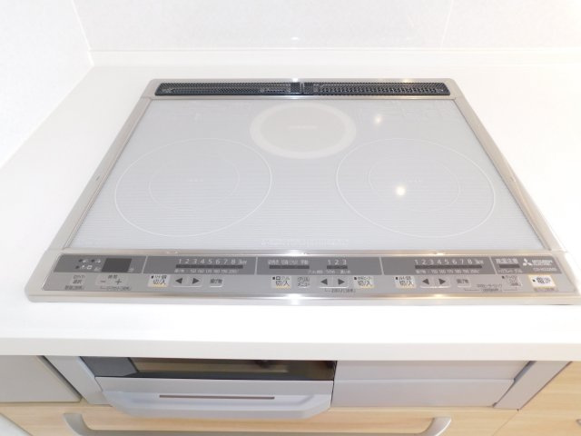 名古屋市中村区宿跡町３丁目の中古一戸建のキッチン|◇ＩＨコンロ◇　　火力も十分なＩＨコンロ　３口で嬉しい♪