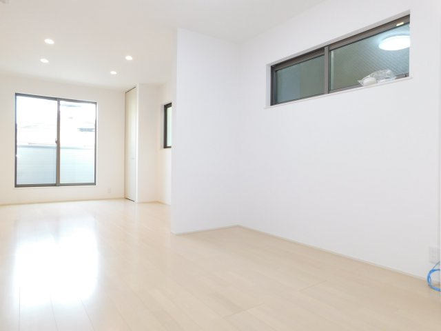 名古屋市中村区宿跡町３丁目の中古一戸建の居間・リビング|◇リビング◇　南面を含む３面採光明るいリビング　キッチン前面には収納付き♪