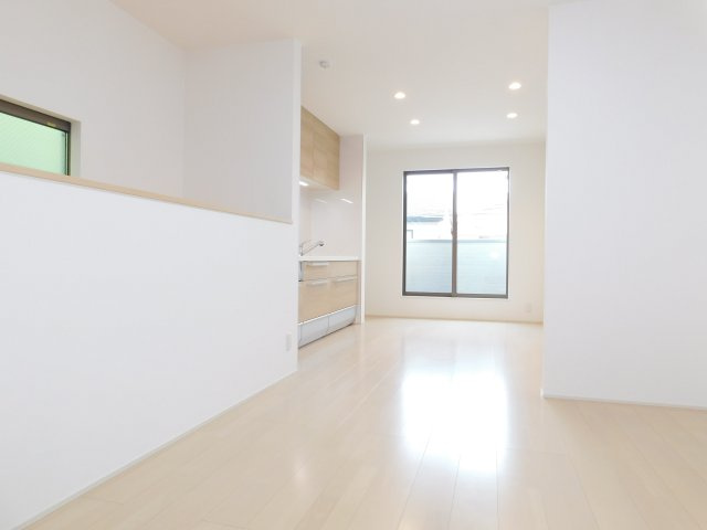 名古屋市中村区宿跡町３丁目の中古一戸建の居間・リビング|◇リビング◇　　南面を含む３面採光明るいリビング　三面採光の開放感のある空間♪