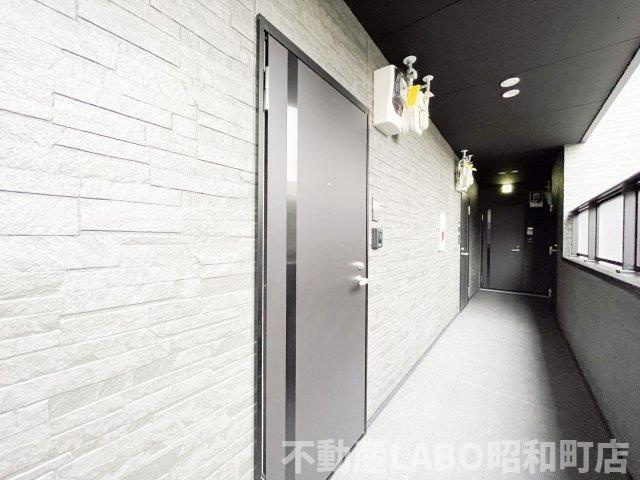 セレニティ加美南A棟の玄関