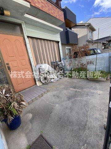 小若江1丁目中古戸建のその他共用部分|軽自動車なら駐車できそうです。駐輪場として使えば広く使えます！