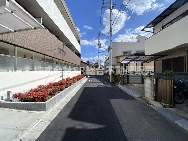 小若江1丁目中古戸建の前面道路含む現地写真|弊社は中古戸建のご紹介、その後のリフォームのご提案、
賃貸物件のご紹介、すべてご対応可能です。
お客様にあったプランをご提案致します。
まずはお問合せ下さいませ。