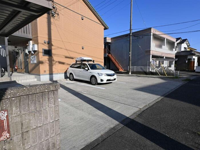 メゾン クレールの駐車場